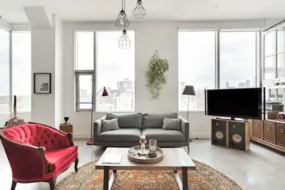 Image de Panoramic Views in Huge and Bright Loft w/ Parking