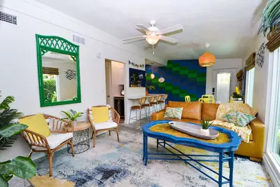 Image de Newly remodeled family-friendly bungalow a short walk to the beach!