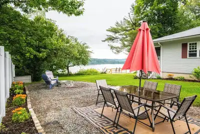 Image de Entire Lake House on Lake Memphremagog, dead end Rd, private. 30 min to Jay Peak