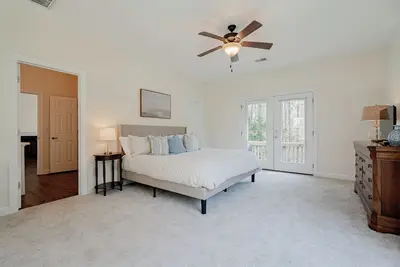 Image de Peaceful, 5 Acres, minutes to Lake Murray, Restaurants and Shopping