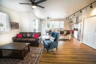 Image de 201The Lofts, by Flagtown, 2 bed 2 bath with community hot tub