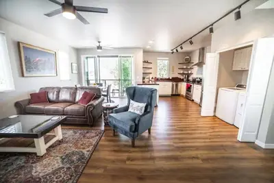 Image de 301The Lofts, by Flagtown, 2 bed 2 bath with community hot tub