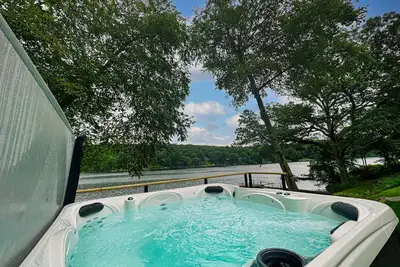 Image de Lakefront Oasis - Kayaks - Hot Tub - Fire Pit