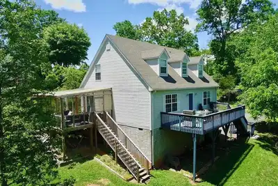 Image de Roam. Relax. Repeat. Stylish Home w2 Decks. Ideal for Groups. 15min to Asheville