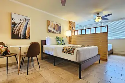 Image de ☀Waikiki Grand Hotel® 1006 SunDeck Suite—2 Queen Beds—sleeps 4 on 10th Floor