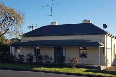 Image de Cozy cottage close to all amenities. Family and Pet friendly