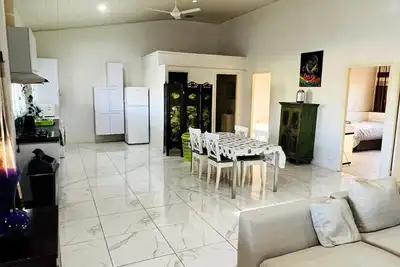 Image de Beautiful and Spacious 3 bedroom apartment, 7 minutes drive from the city center