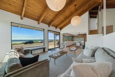Image de Oceanfront and steps to downtown Manzanita, this property has it all! Mca #4038