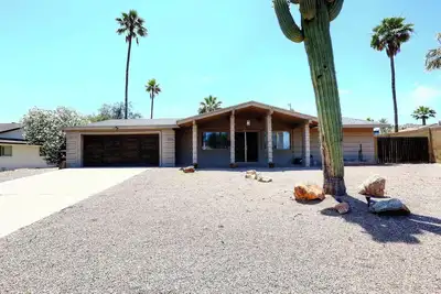 Image de Welcome to the Stone Rose Lounge, your relaxing home away from home.