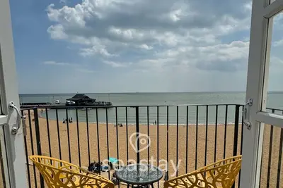 Image de Escape to Beach Lookout, a refreshed seaside retreat in Broadstairs sleeping up to 4 guests. Enjoy stunning sea views, direct beach access, best location being a minute from the town, restaurants and train station. Perfect for a coastal getaway.