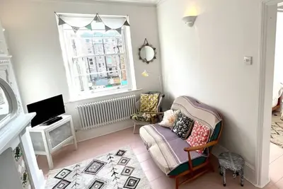 This apartment is a 1 bedroom(s), 1 bathrooms, located in Broadstairs, England.