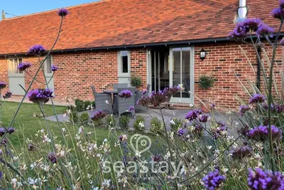 This barn is a 2 bedroom(s), 2 bathrooms, located in Kent, England.