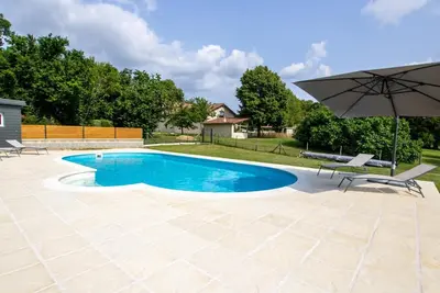 Image de Maison Authentique avec Piscine, Étang Privatif et Confort Moderne en Dordogne