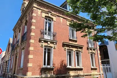 Image de Maison ancienne grande capacité. Coeur de ville à 15min de la plage!