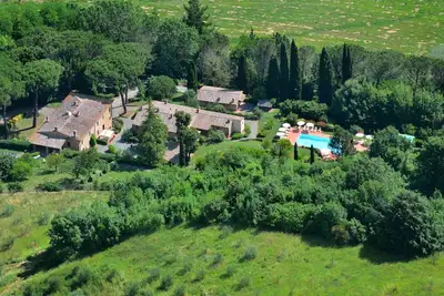 Image de Cupressi - Villa with living room and fireplace