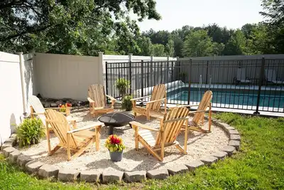 Image de Hot Tub, Fire Pit, Private Backyard - Near Wineries & Spire