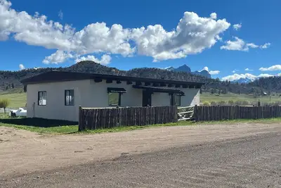 Image de The Adobe ---- remodeled historical adobe cabin on a high country working ranch.