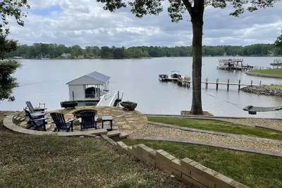 Image de You're on Lake Time! \nEnjoy Lake Norman at our lakefront cottage - sleeps 8