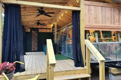 Image de Modern Vintage Airstream \"Cabin\": Prime Location!