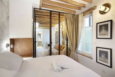 Image de Superbe appartement Place des Vosges Le Marais