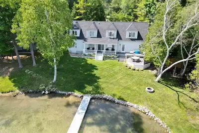 Image de Mid August dates still available. Waterfront home directly on Lake Leelanau