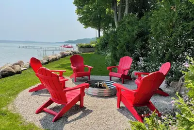 Image de Stunning 150' ft footage on bay, 2 beachfront homes, 5 bedrooms & game room.