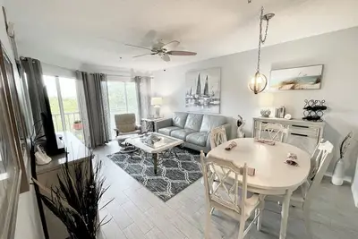 Image de Lovely Two Bedroom Condo, within walking distance to the Beach!