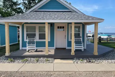 Image de Brand New Modern Cabin Steps away from beautiful Houghton Lake