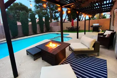 Image de Remodeled Home w/Pool & Hot Tub close to strip!
