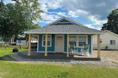 Image de Brand New Modern Cabin Steps away from beautiful Houghton Lake