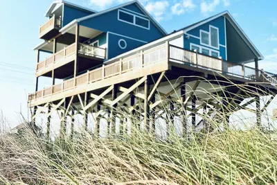 Image de New Beach Front Home Away From Crowds- Seaside Sanctuary!