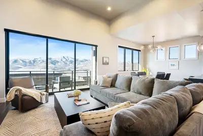 Image de Hideout Haven: Luxe Retreat w\/ Lake View & Hot Tub