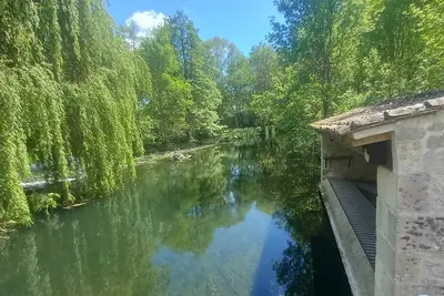 Image de Jolie charentaise avec spa aux pieds d'un château