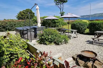 Image de Great for large groups\nHot tubs, fire pit, water views\nSleeps 17\nPet friendly