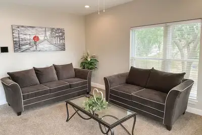 Image de 3br 2ba / 3 King Beds / Full Kitchen / W&D / Contractors Welcome