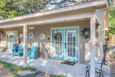 Image de Walk to Beach: Waveland Retreat w/ Yard!