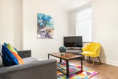 Image de 3-Bedroom Home in Liverpool L15 with Free Parking