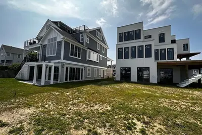 Image de New 2023 Custom Built house - Views of the river and ocean from your doorstep!
