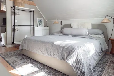 Image de Modern cozy carriage house on quiet corner lot -walk/bike to downtown- sleeps 5