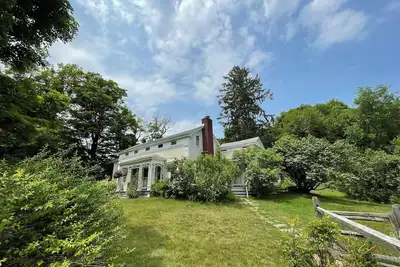 Image de Spacious Country Farmhouse on 8 Lush Acres, Five Minutes to Rhinebeck Village
