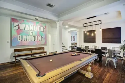 Image de Hip Bachelor-ette Pad, Sleeps 18, Packed With Games! 2mi to Downtown Houston! !