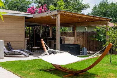 Image de Eclectic Design| Hot Tub| Fire Pit| Pickleball