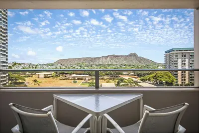 Image de Aston Waikiki Sunset 2bdh | Mountain View Condo – Heated Pool & Spa
