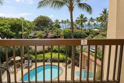 Image de Walk to Beach | Updated Condo w/ Ac + Pool | Prime Kihei Location