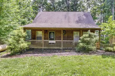 Image de Cozy Bainbridge Retreat w\/ Fireplace + Deck!