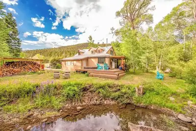 Image de Luxurious Log Cabin on a River\n