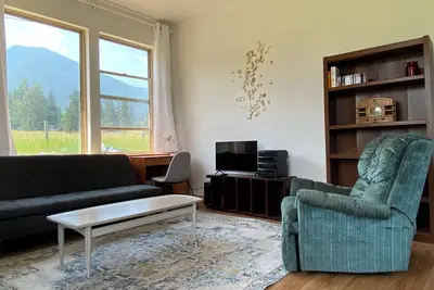 Spectacular Mountain View Cabin by Kootenay Lake