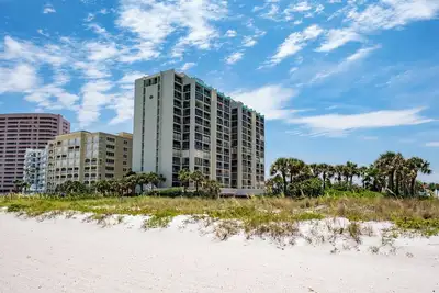 Image de On the beach! Renovated condo with gulf views - 2bd/2bth