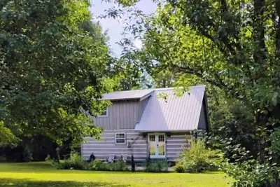 Image de Cozy 2-bedroom custom cabin