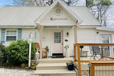 Image de Dreamy Lakefront Cottage on Lay Lake